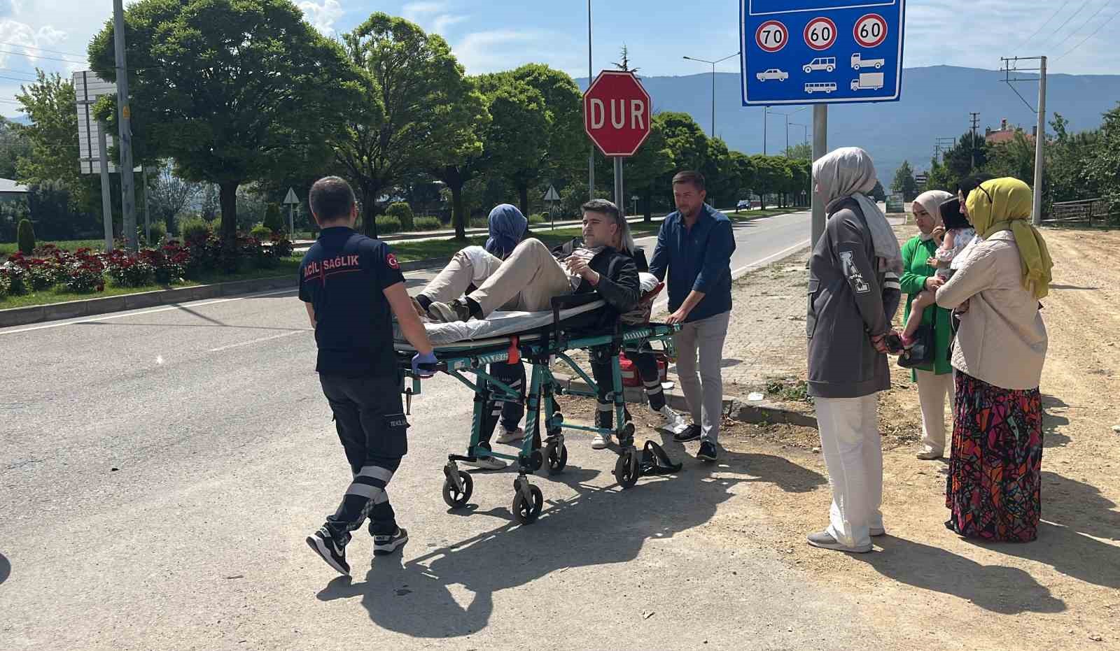 Otomobil ile çarpışan motosiklet yola savruldu