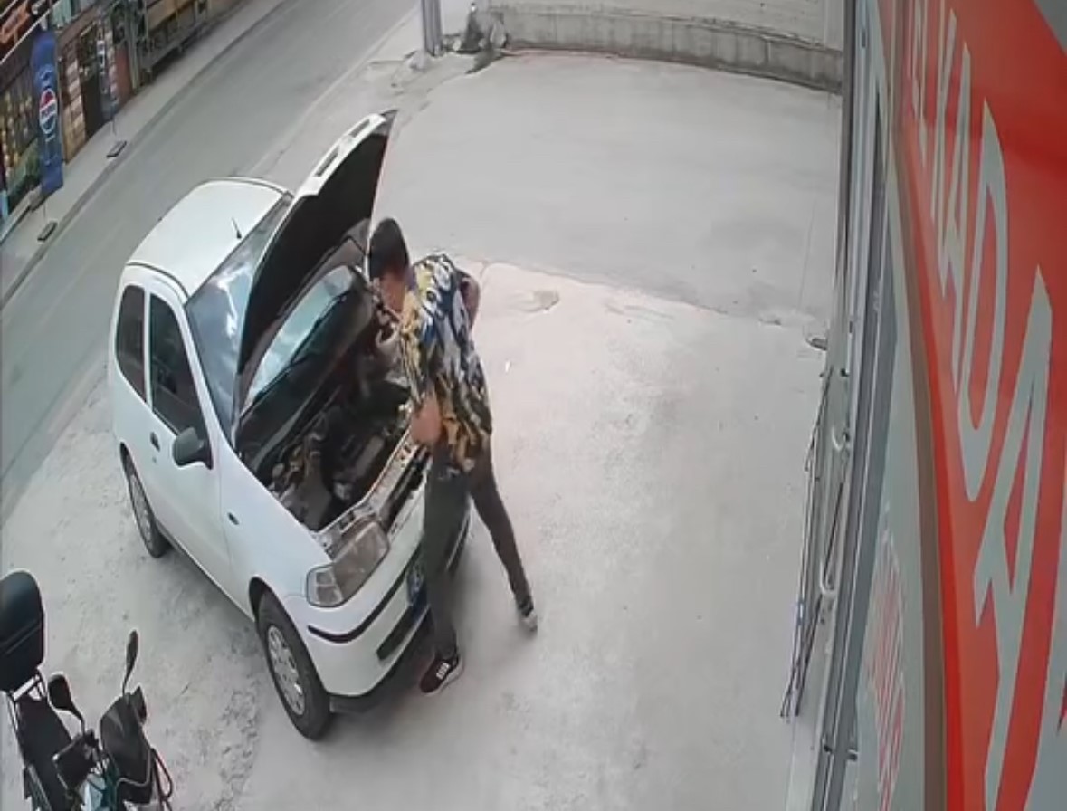 Otomobilin motoruna giren yılan teker sökülerek çıkarıldı