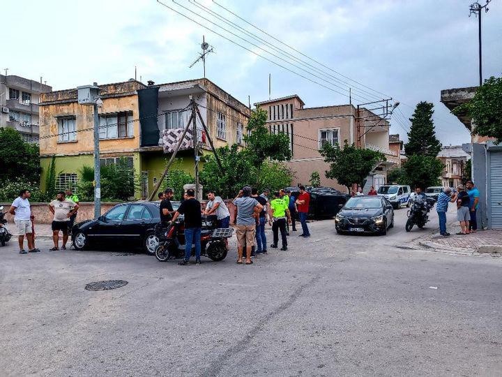 Otomobiller çarpıştı, aracın altında kalan yaya hayatını kaybetti