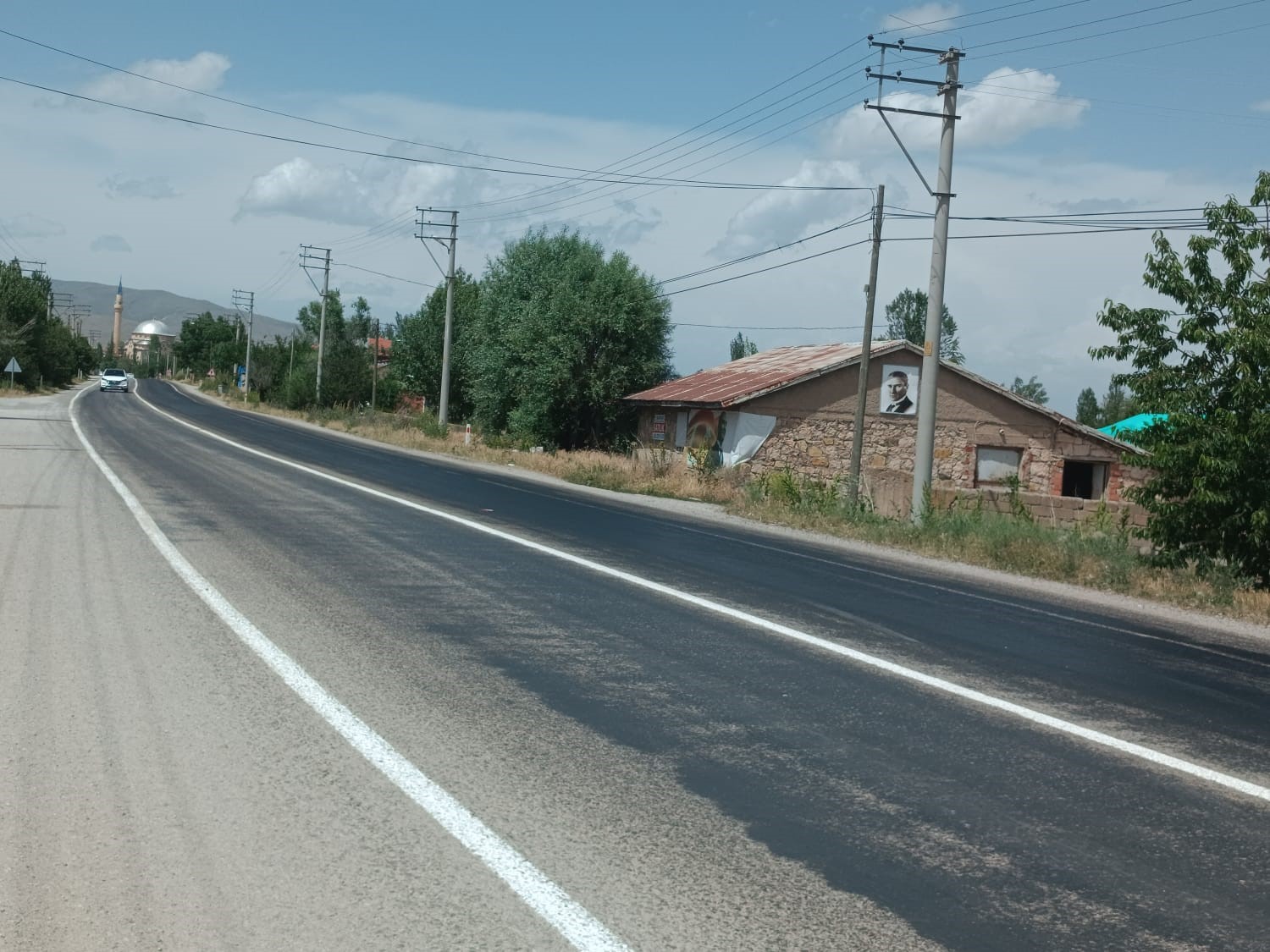 (ÖZEL) Aşırı sıcaklardan dolayı asfalt eridi