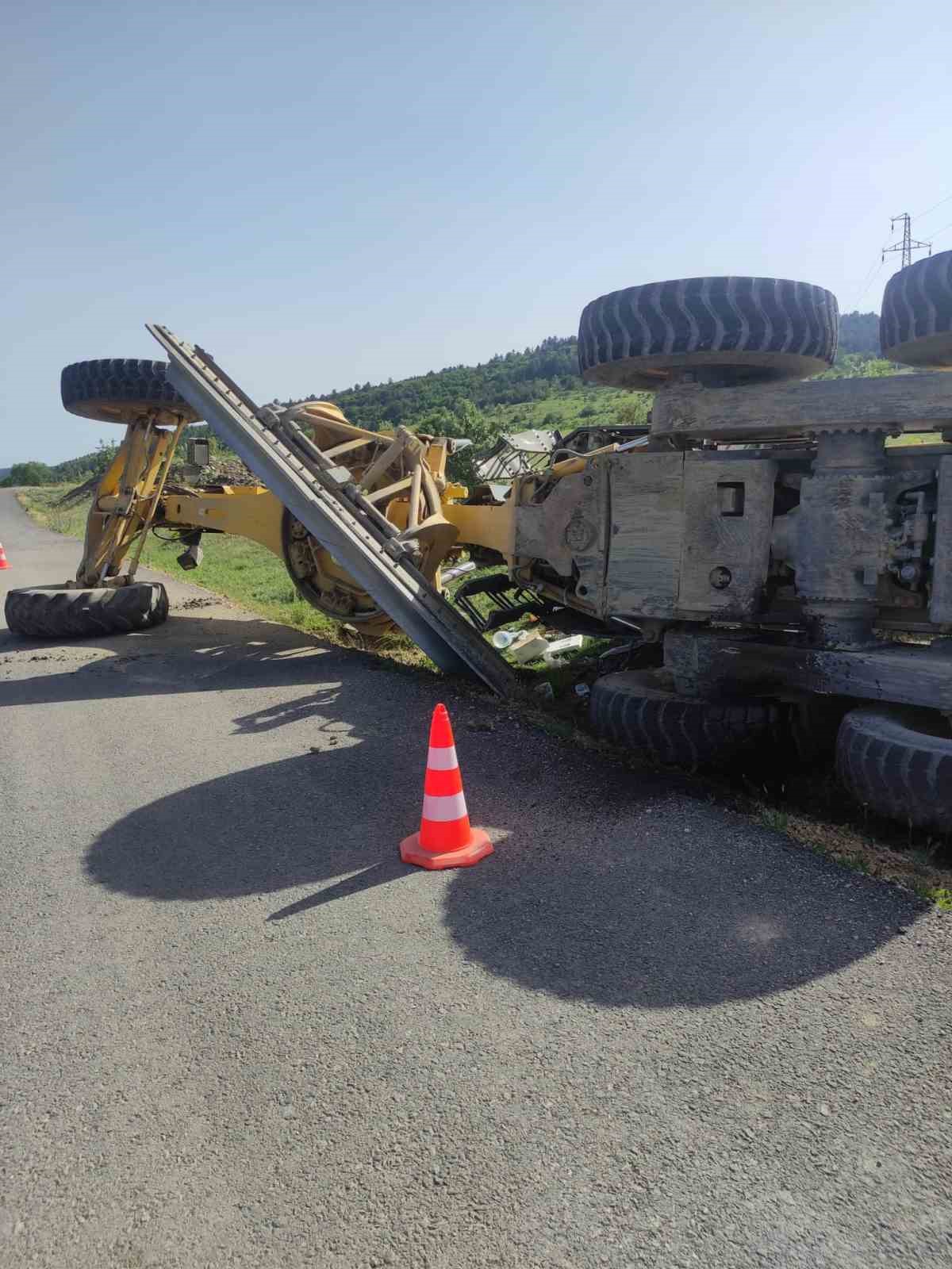 Özel İdareye ait  iş makinesi devrildi: 1 yaralı