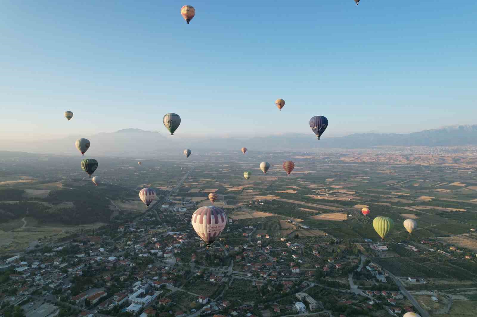 Pamukkale’de balonlar günde 300 turist ile birlikte yükseliyor