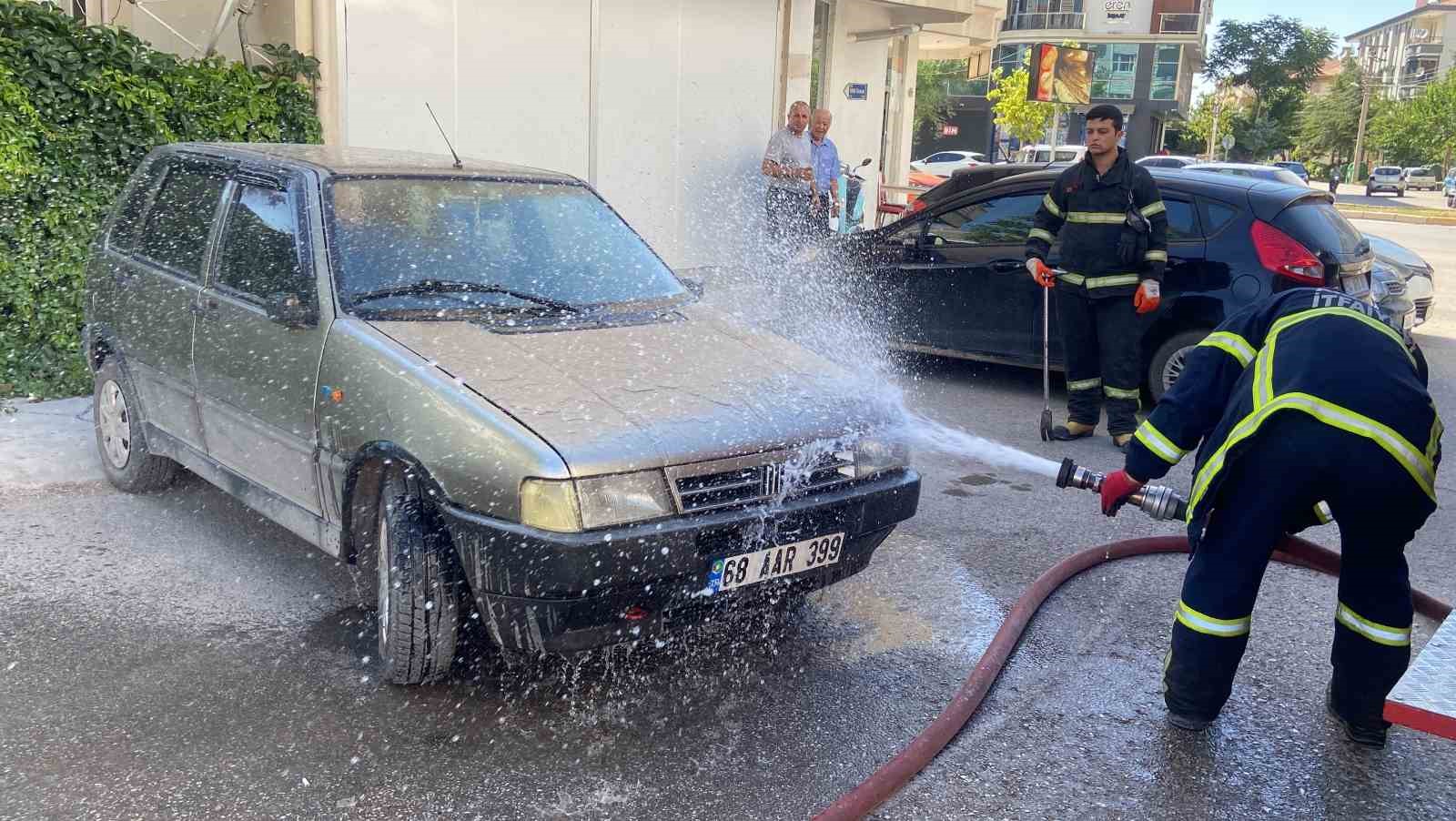 Park halinde aküsü patlayan araçta yangın paniği