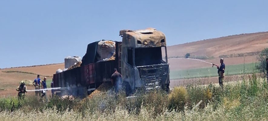 ALEVLERE TESLİM OLAN TIR KULLANILAMAZ HALE GELDİ.