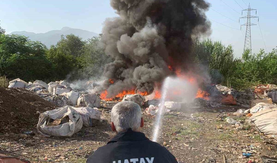 HATAY'IN PAYAS İLÇESİNDE HURDALIK ALANINDA ÇIKAN PLASTİK YANGINI İTFAİYE EKİPLERİ