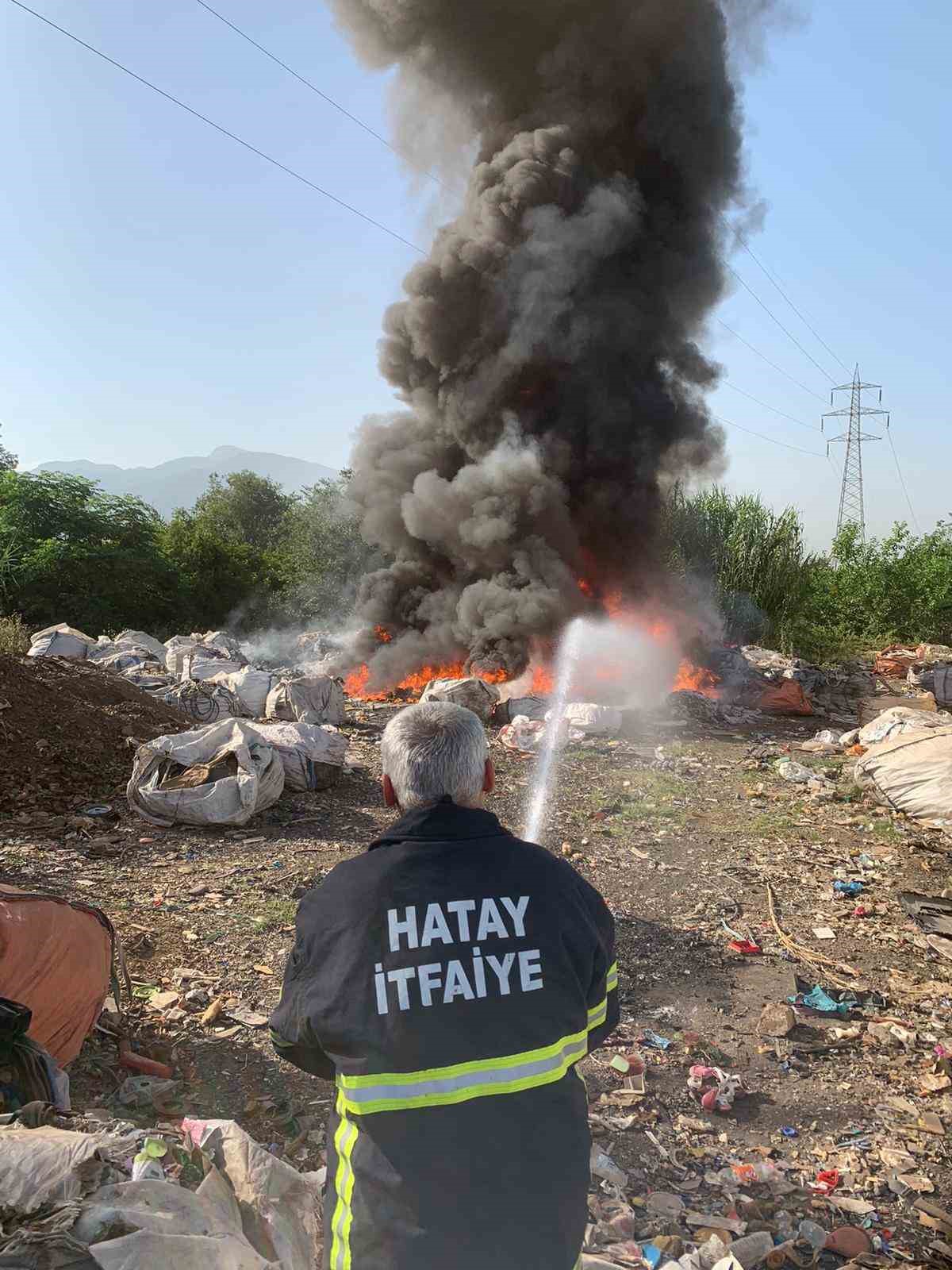 HATAY'IN PAYAS İLÇESİNDE HURDALIK ALANINDA ÇIKAN PLASTİK YANGINI İTFAİYE EKİPLERİ