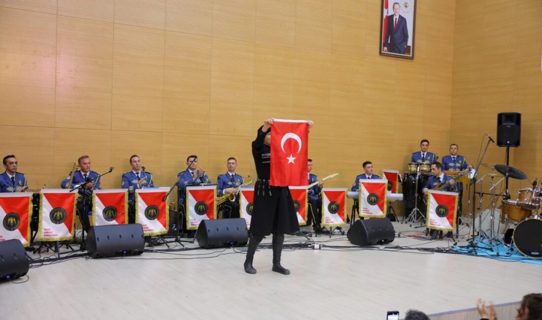 POLİS BANDOSU BAYBURT'TA KONSER