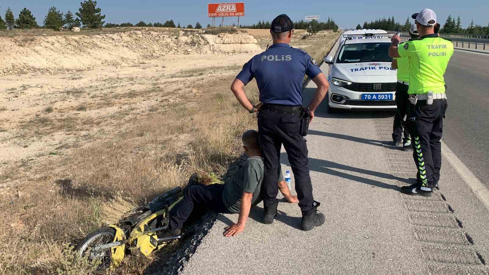 Polis memuru ayağı kırılan sürücüye ambulans gelene kadar destek oldu