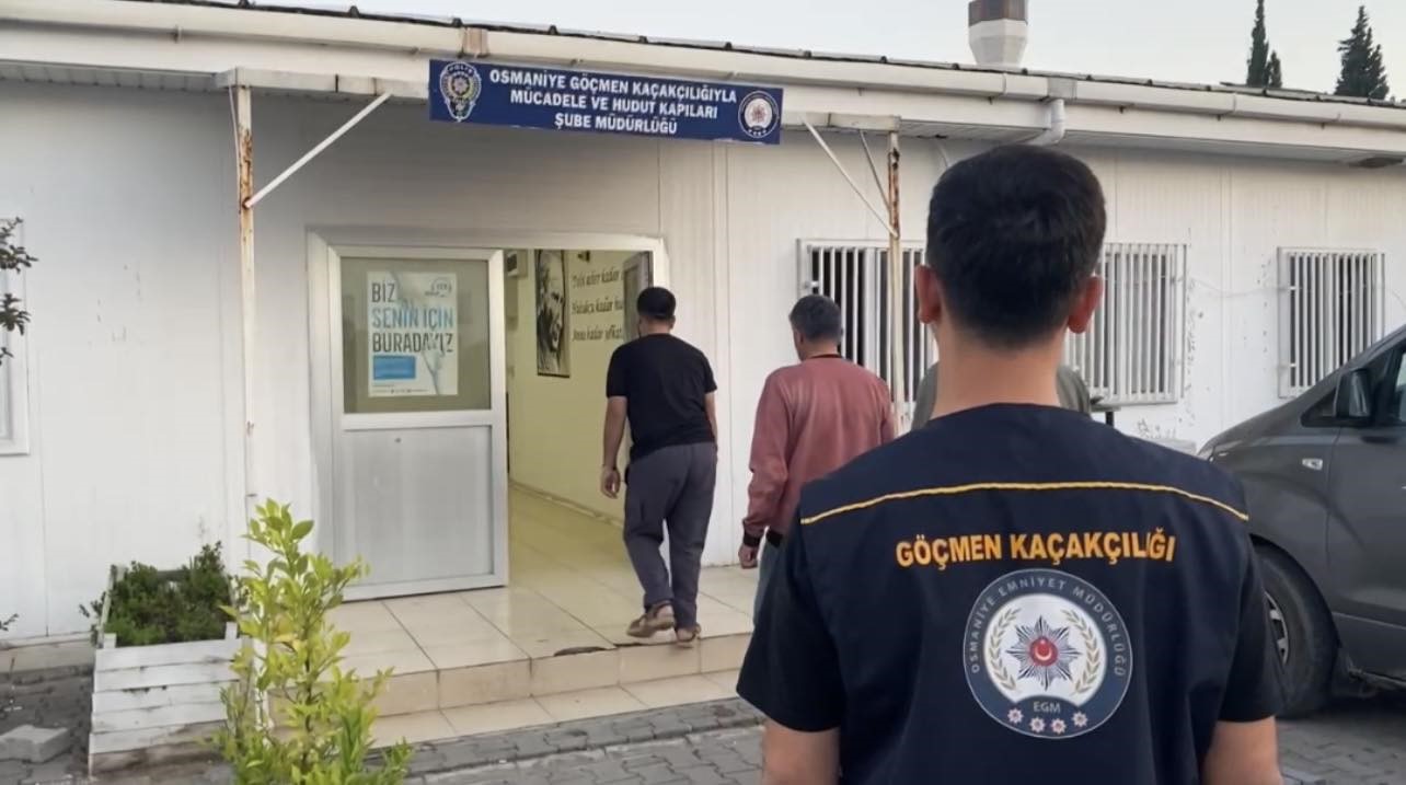 Polisin ’dur’ ihtarına uymayıp kaçan otomobilde 5 düzensiz göçmen yakalandı