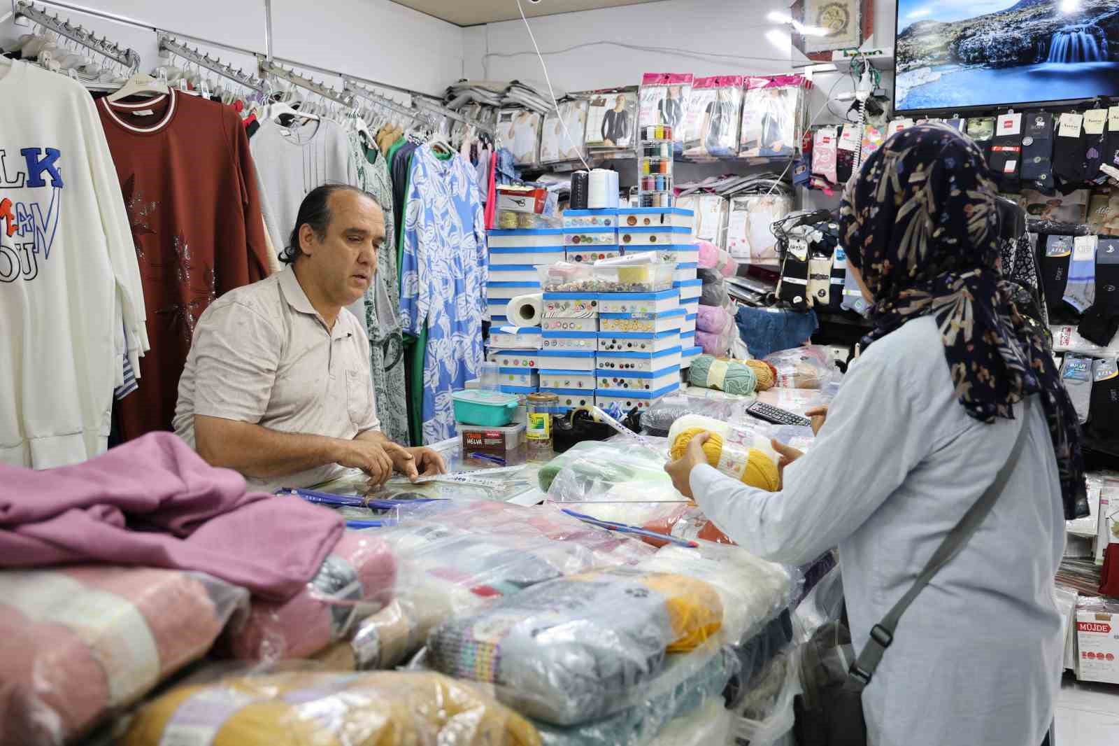 Prefabrik çarşıda afetzede vatandaşlara bayram öncesi indirim kampanyası