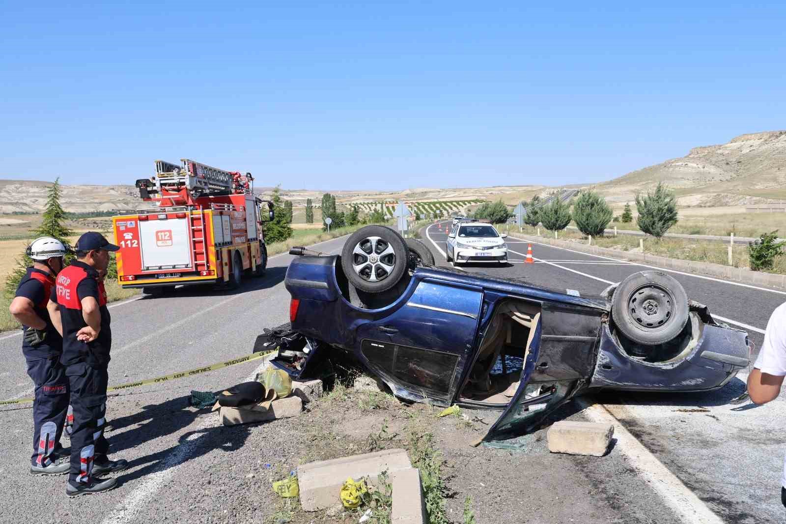 Refüje çarpan otomobil havalanarak takla attı: 5 yaralı