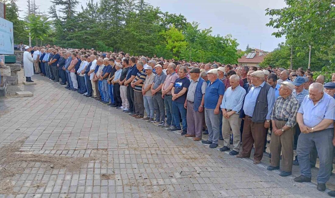 ANKARA'DA SAĞANAKTAN KORUNMAK İÇİN SIĞINDIĞI OTOBÜS DURAĞININ ÜZERİNE REKLAM PANOSU