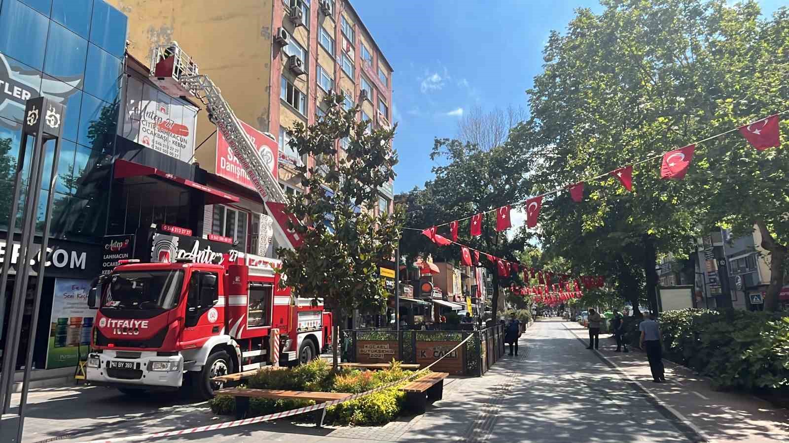 Restoranın bacasında çıkan yangın ekipleri harekete geçirdi