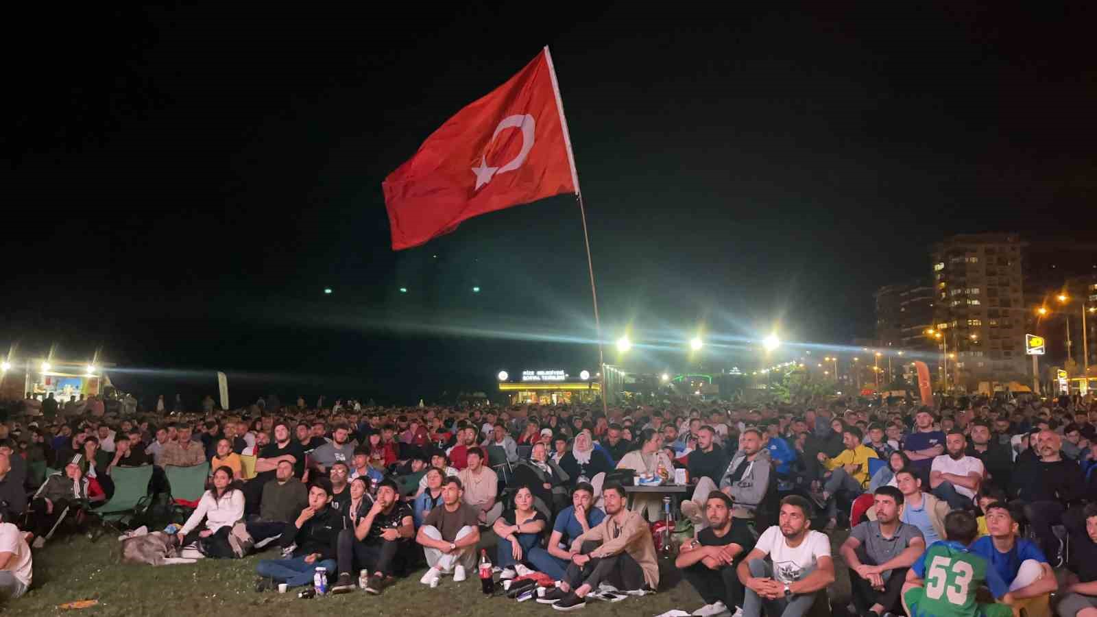 Rize sahilinde milli maç sevinci yaşandı