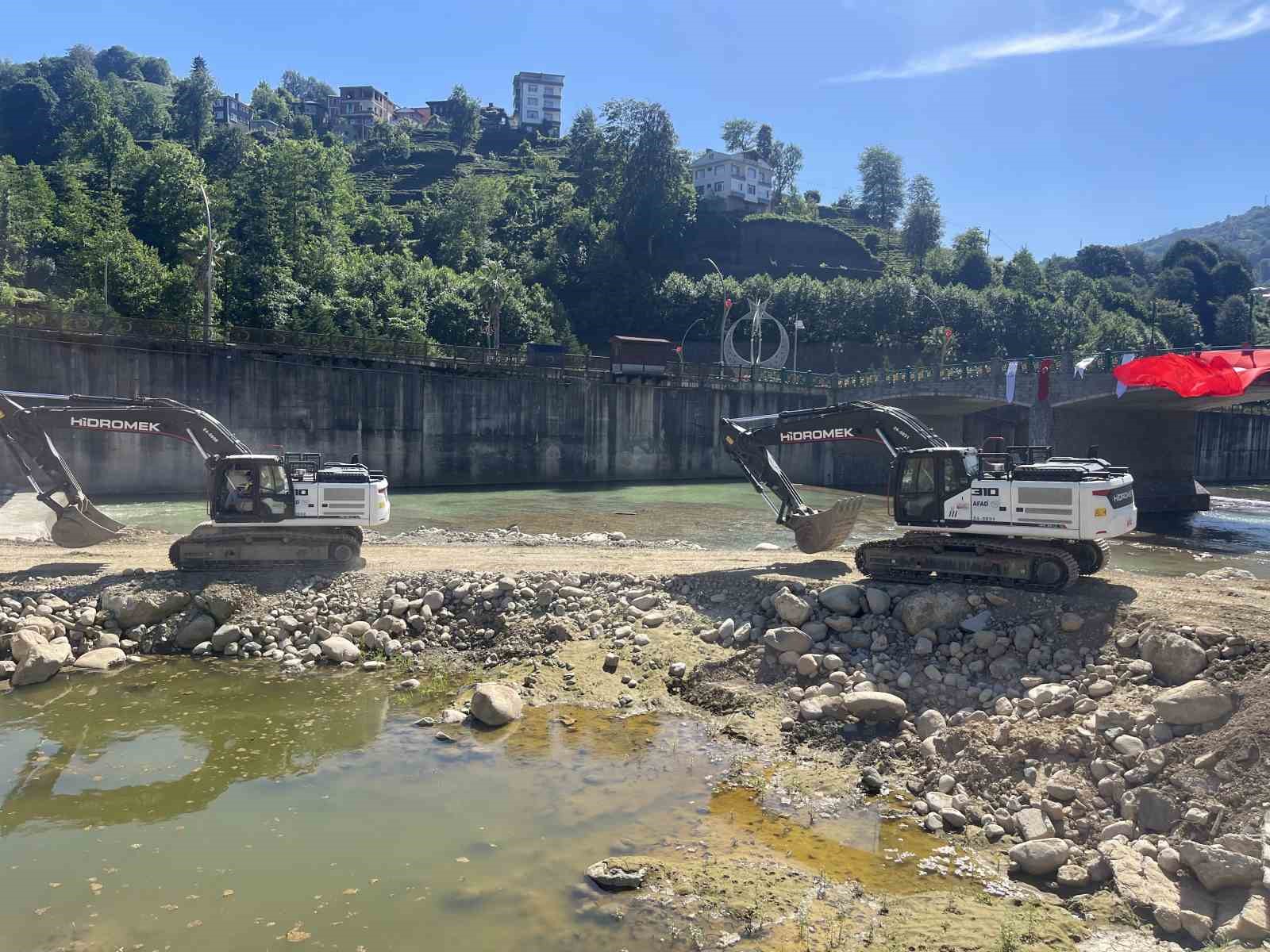 Rize’de sel risklerini azaltmada kullanılacak olan 8 iş makinesi dere ıslahlarına başladı