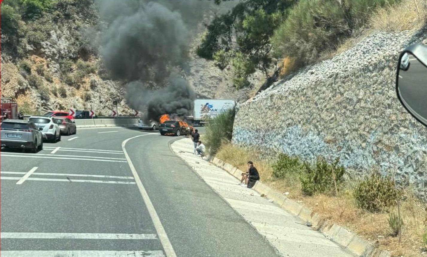 Sakarda araç yangını: otomobil kullanılamaz hale geldi