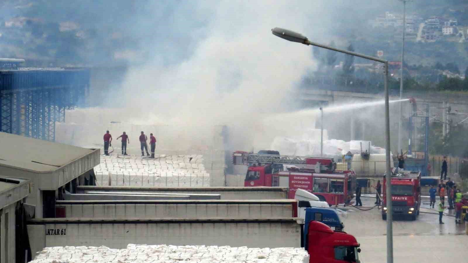 Sakarya’da kağıt fabrikasında korkutan yangın