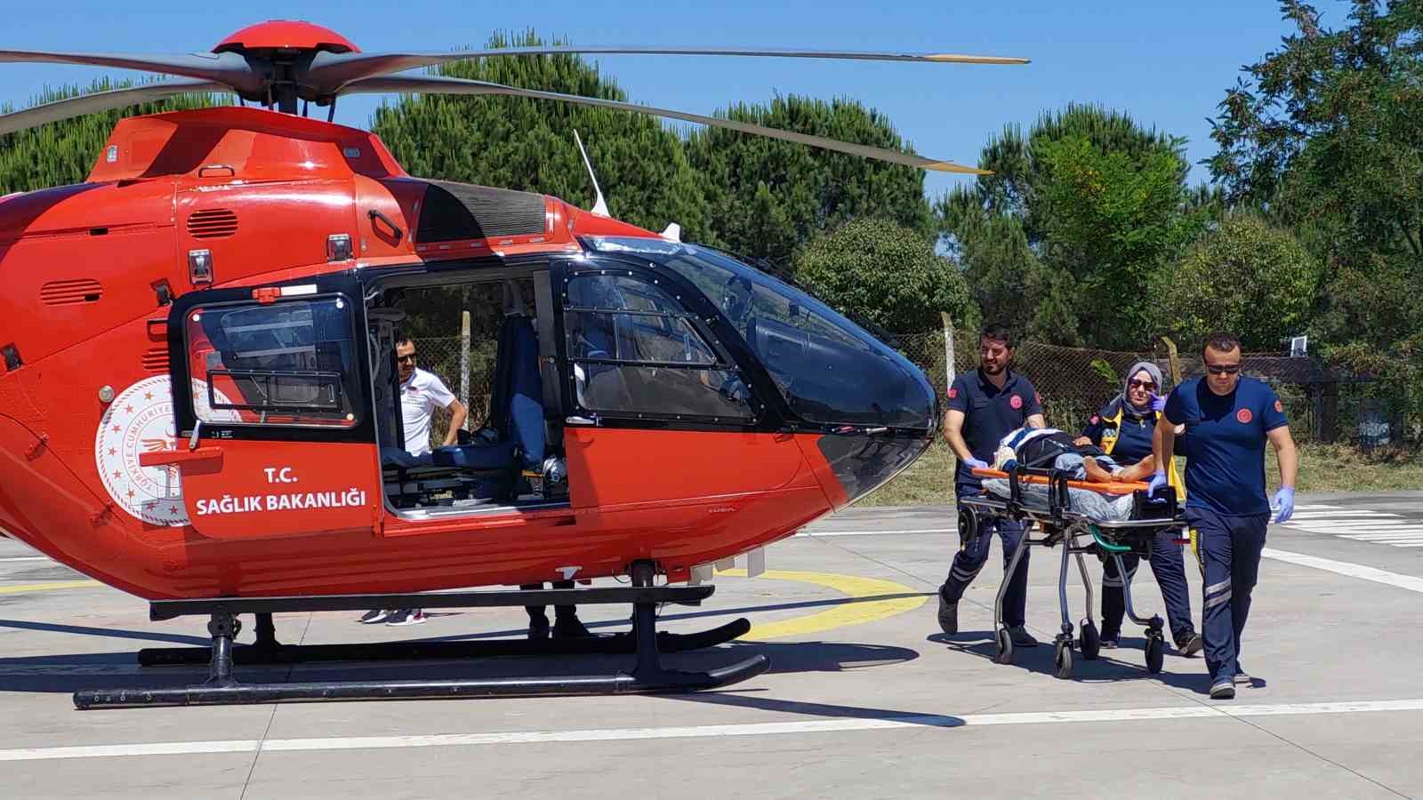 Samsun’da kazada yaralanan yaşlı kadın ambulans helikopterle hastaneye sevk edildi