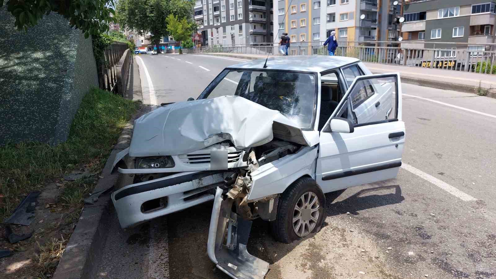 Samsun’da otomobil aydınlatma direğine çarptı: 1 yaralı