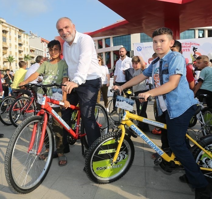 Sandıkçı: “Çocuklarımızı hediyelerle buluşturmaya devam ediyoruz”