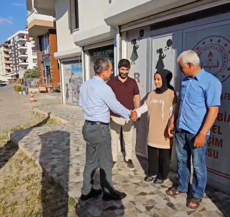 Şanlıurfa’da tüm soruları yanlış cevaplayan öğrenciye altın ödüllü verildi