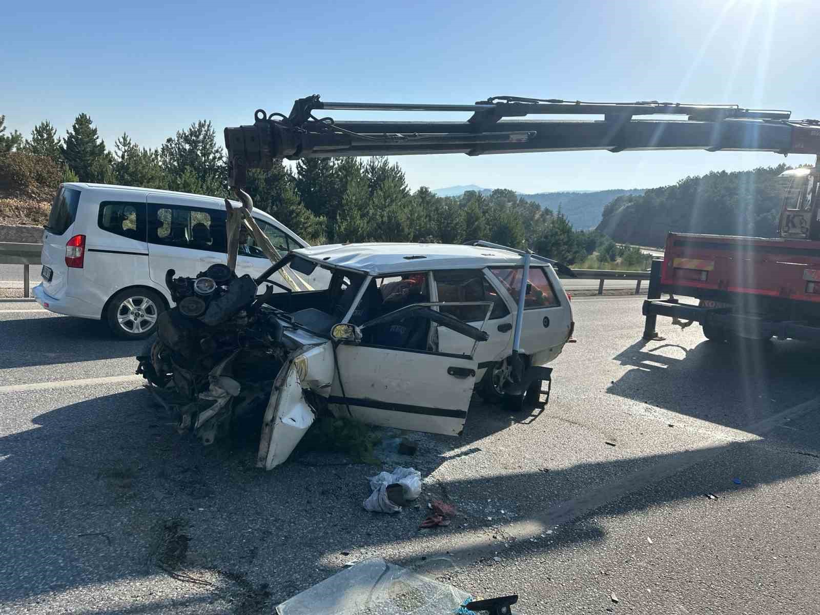 Şarampole girip ağaçlara çarpan otomobilde 4 kişi yaralandı