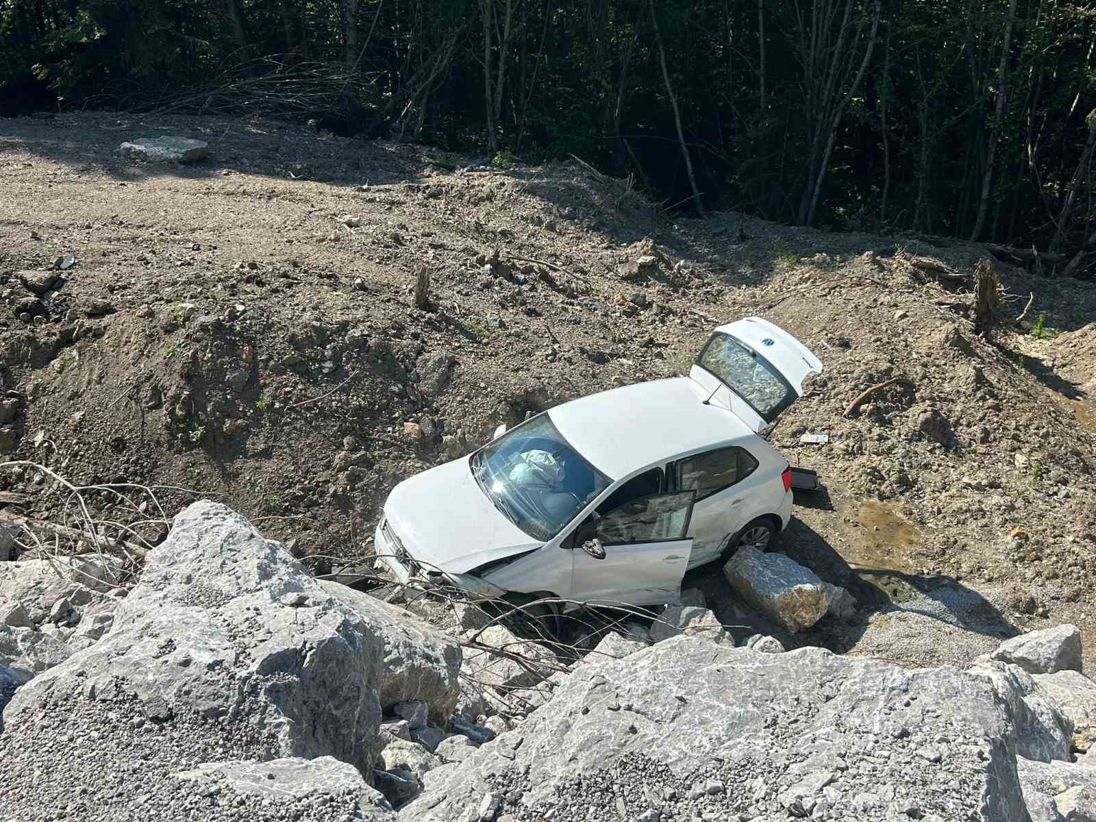 Şarampole uçan otomobilin sürücüsü yaralandı