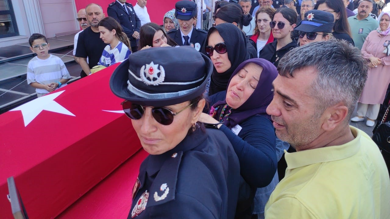 Şehit polis için tören: Annenin feryatları yürekleri dağladı