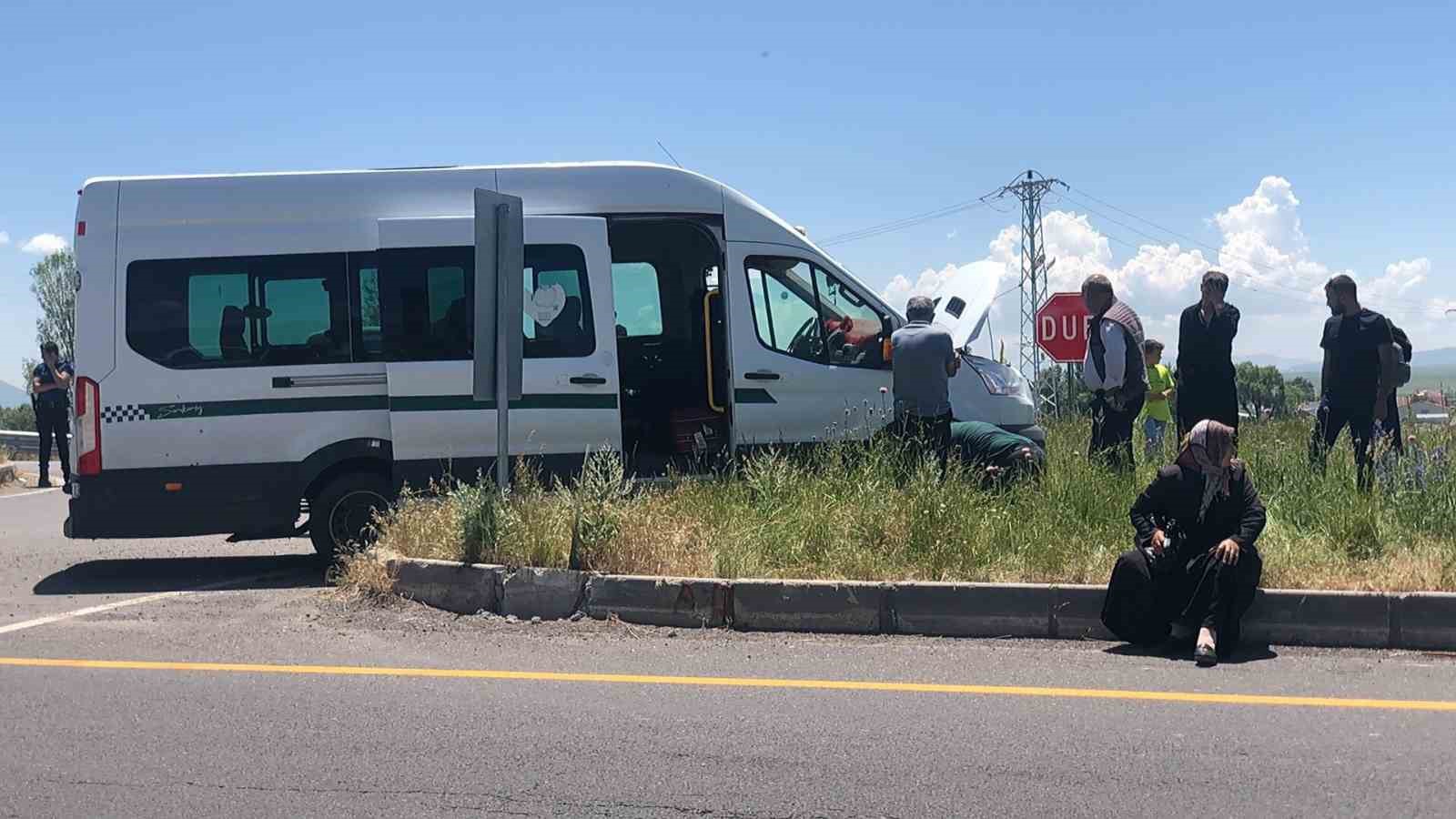 Selim’de minibüs orta refüje çıktı