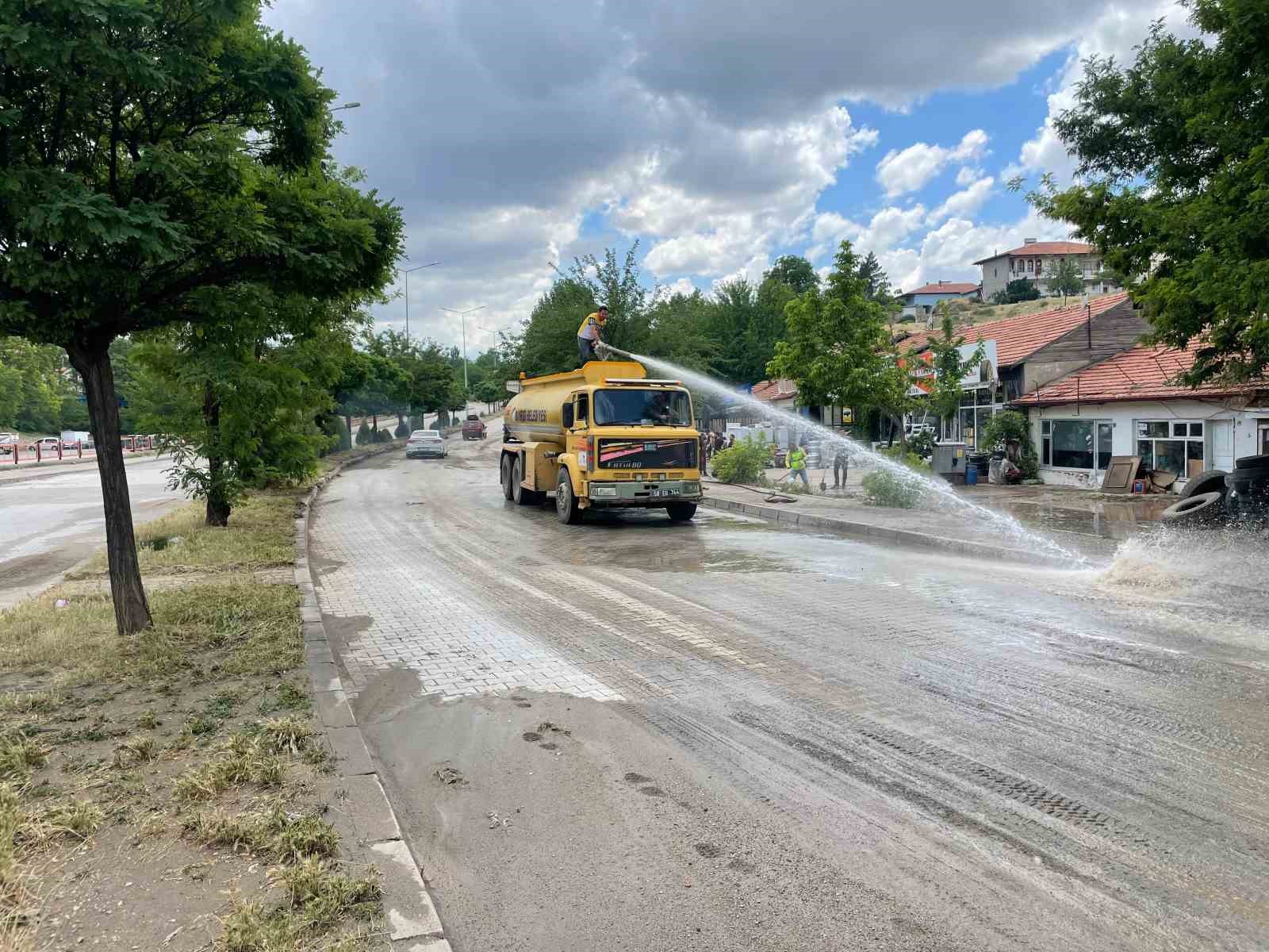 Selin vurduğu ilçede temizlik ve hasar tespit çalışmaları başladı