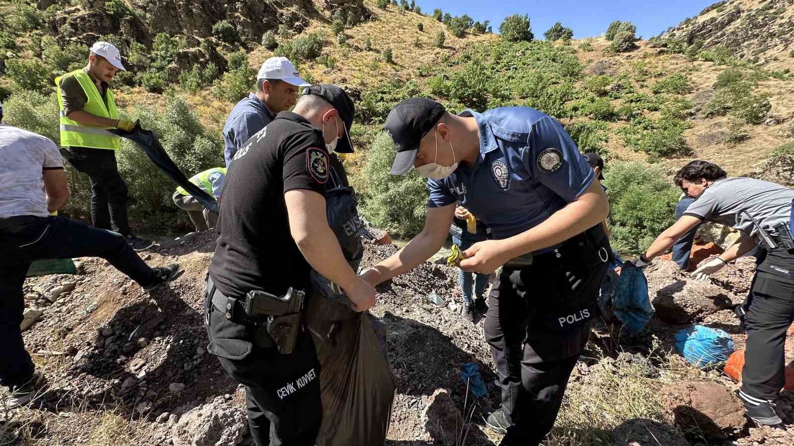 Şemdinli-Derecik yolu 40 yıl aradan sonra çöplerden arındırıldı