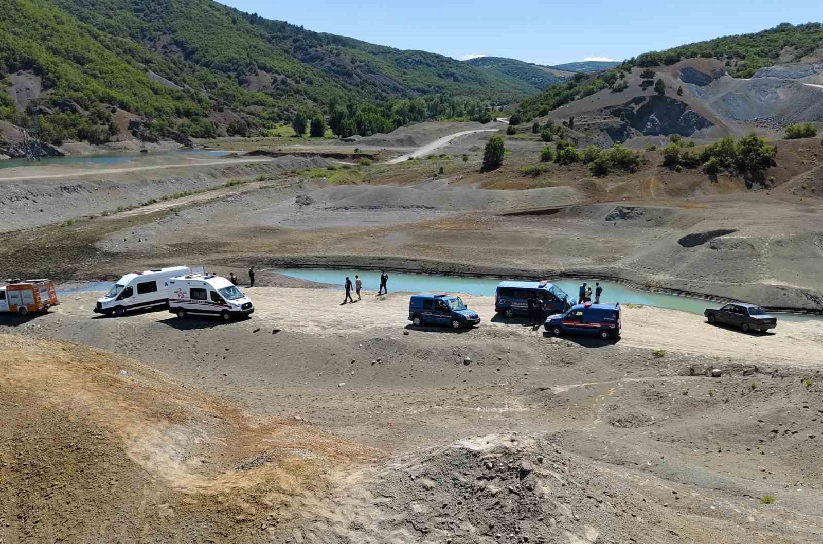 Serinlemek için baraja giren genç boğuldu