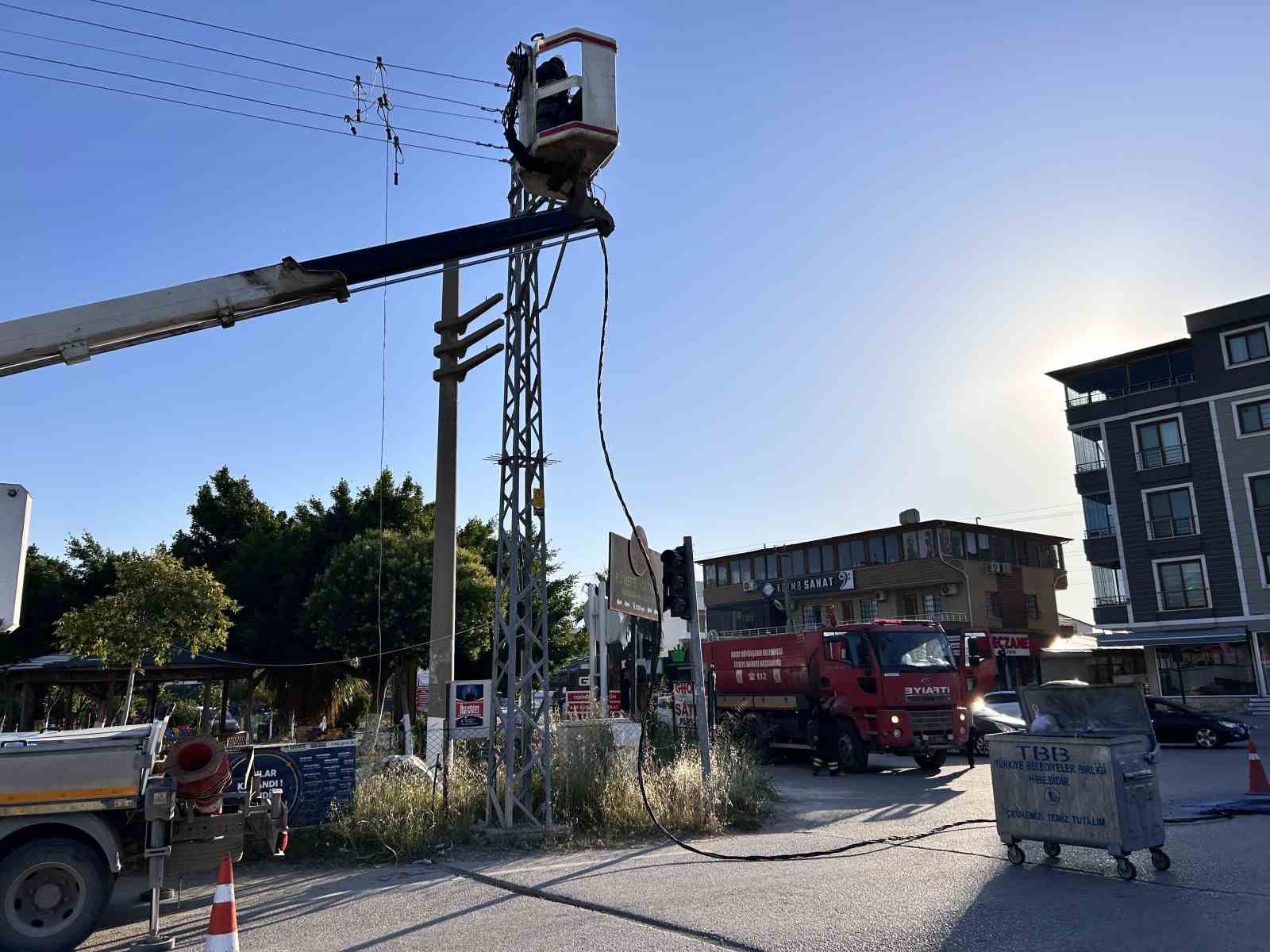 Sıcağın etkisiyle kopan elektrik telinde yaşanan patlama kamerada