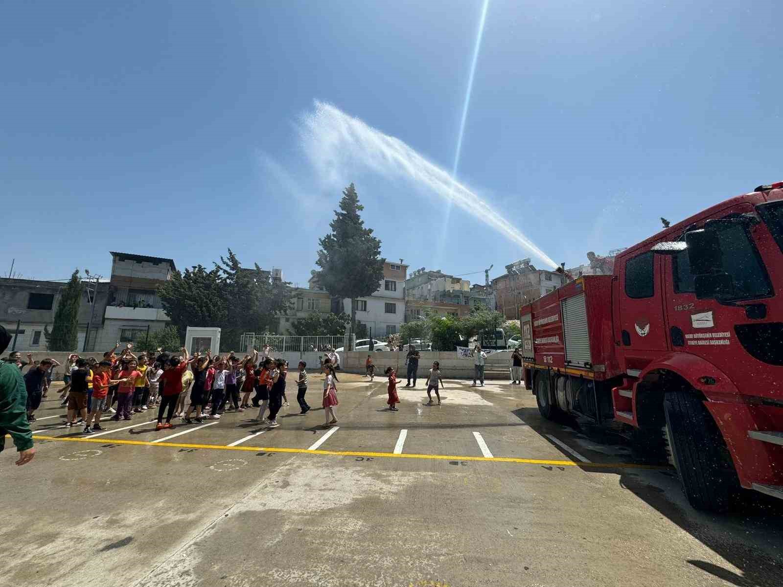 Sıcaktan bunalan öğrenciler, itfaiye ekiplerinin sürpriziyle serinledi