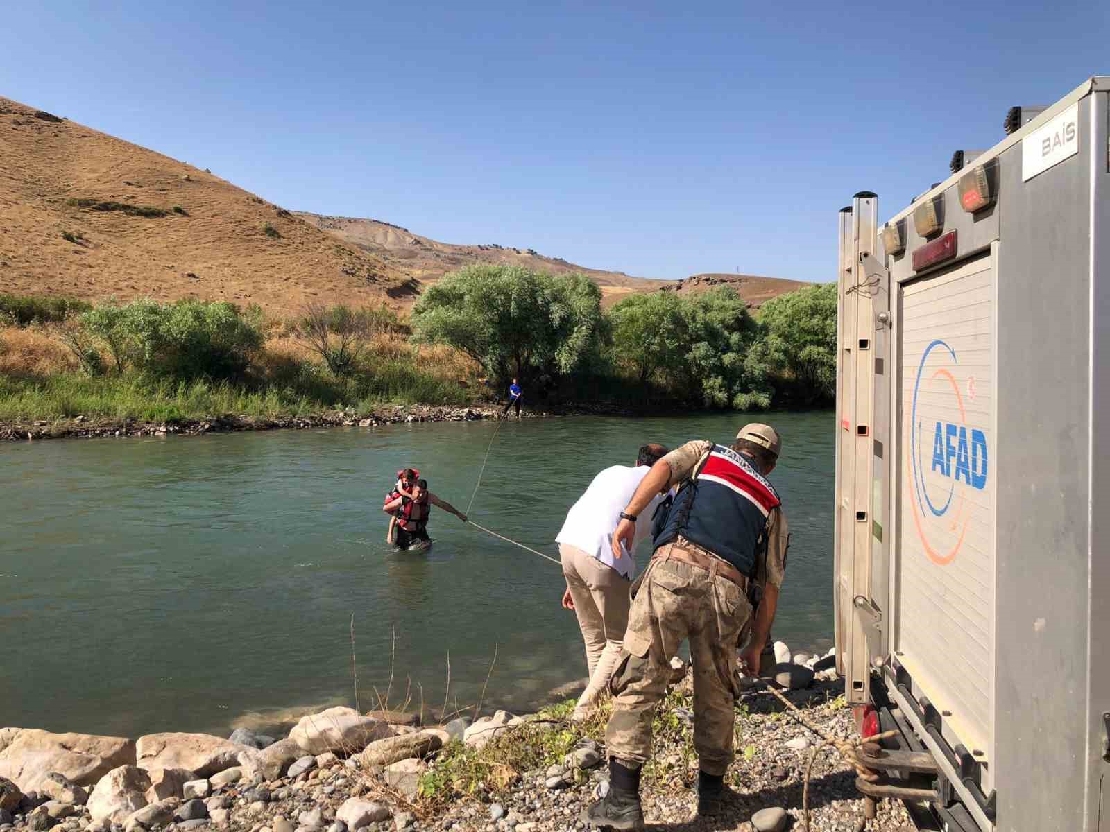 Siirt’te baraj suyunun yükselmesiyle mahsur kalan aile kurtarıldı