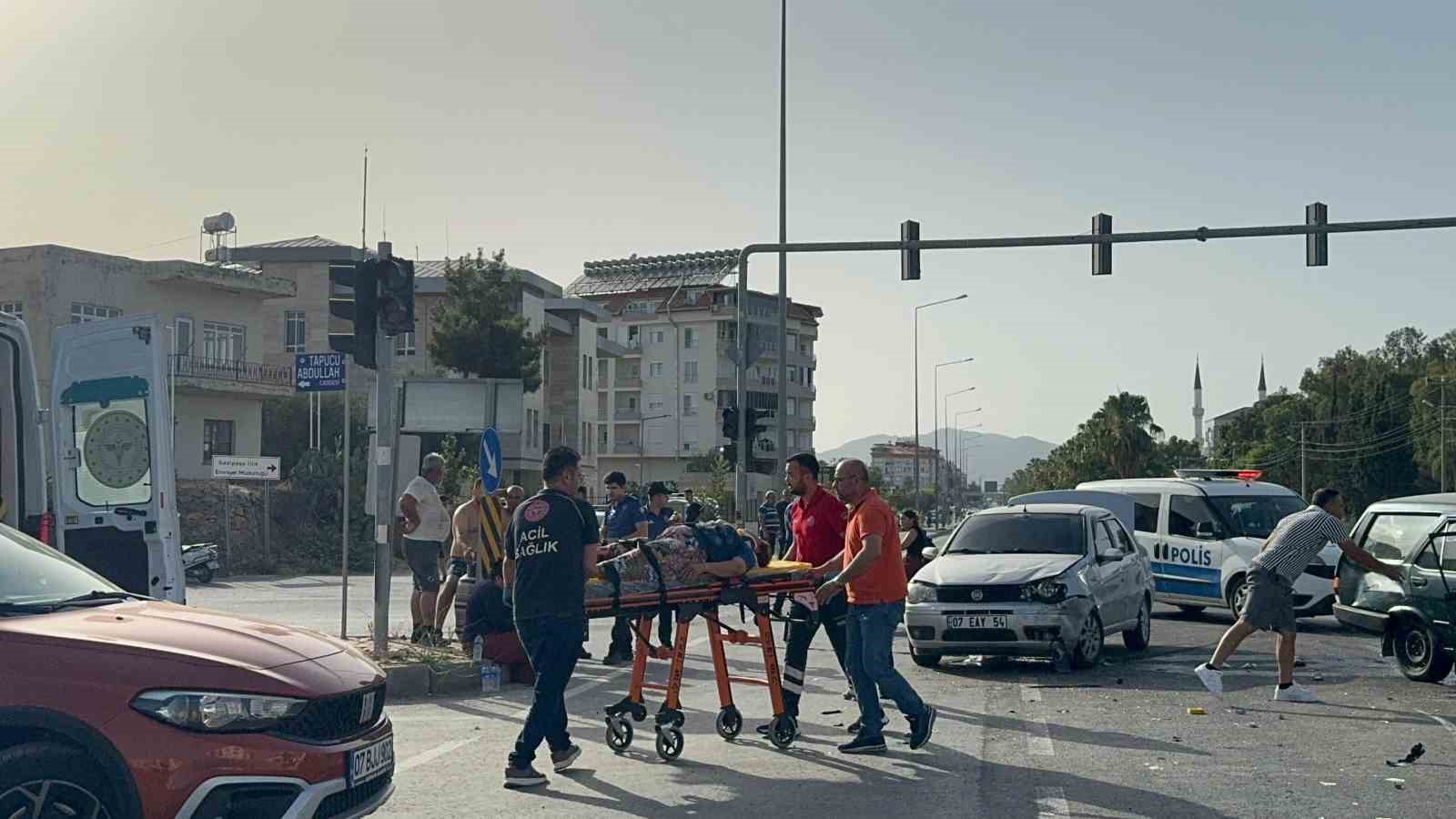 Sinyalizasyon sisteminin çalışmadığı kavşakta kaza: 4 yaralı