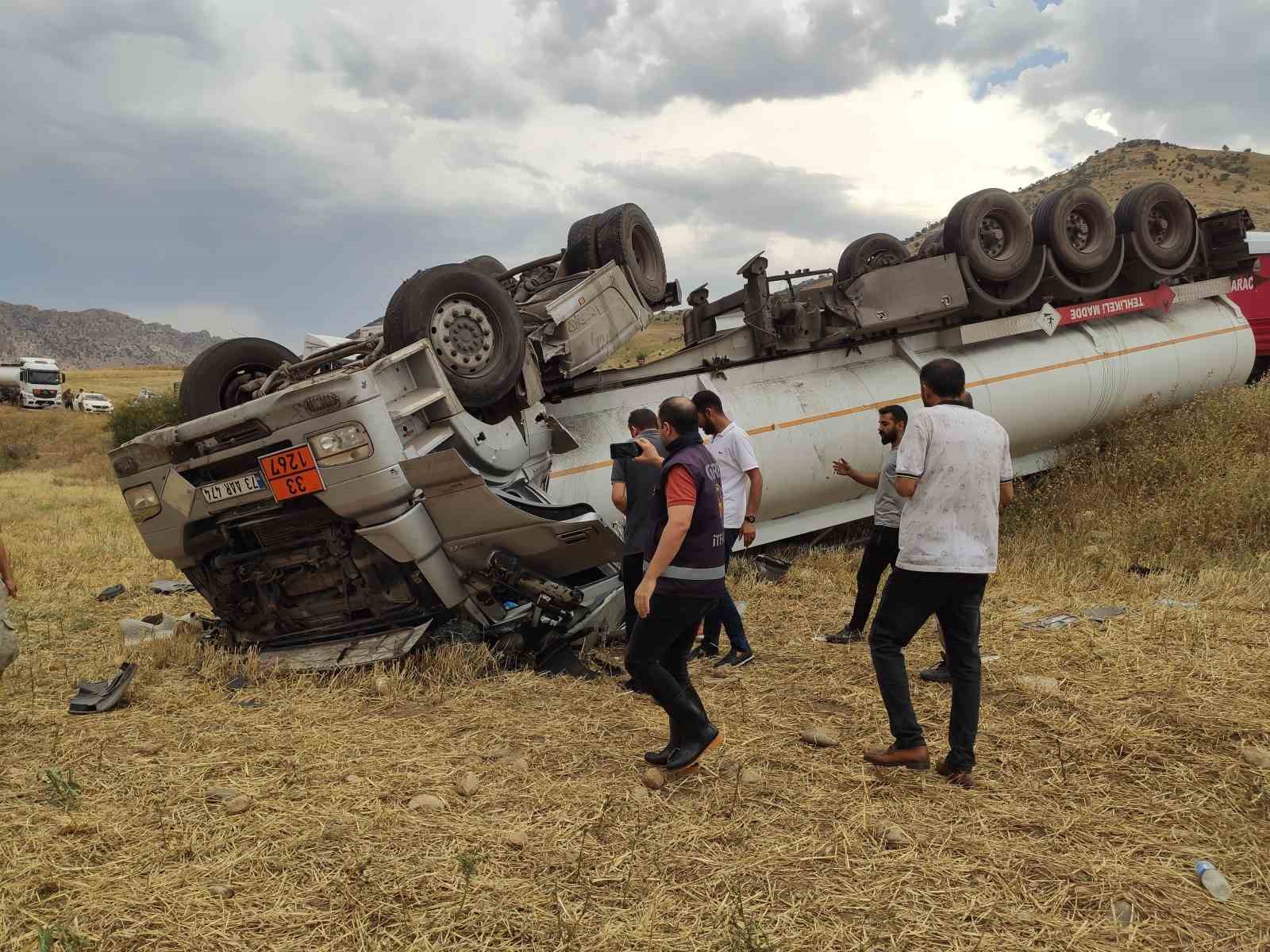 Şırnak’ta petrol yüklü tanker devrildi: 2 yaralı