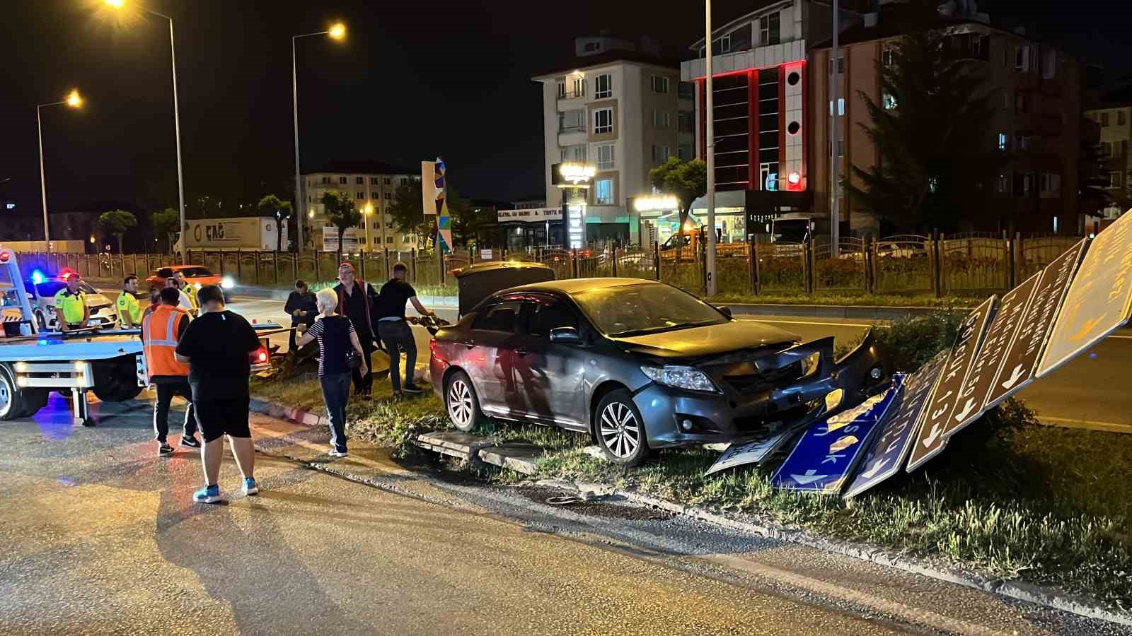 Sürücüsü fenalaşan otomobil tabelaya çarptı: 1 yaralı