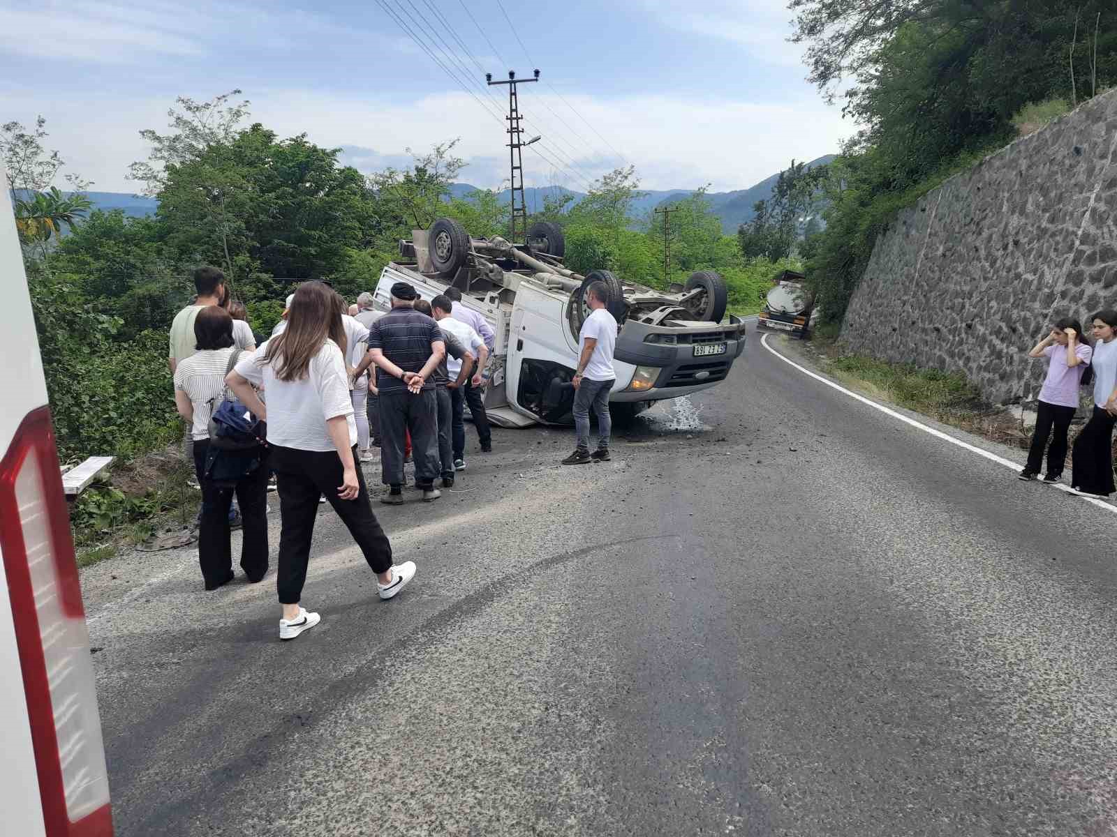 Takla atan mobilya yüklü kamyonetten yara almadan kurtuldular