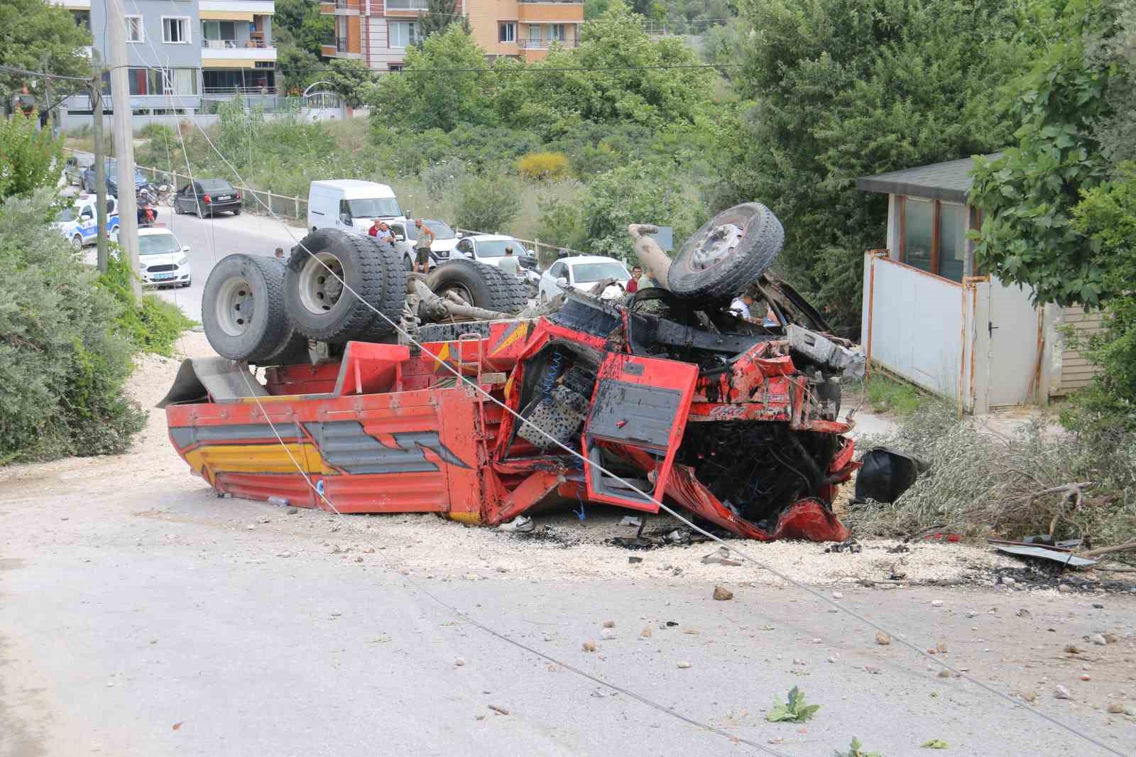 Takla atarak hurdaya dönen hafriyat kamyonunun sürücüsü yaralandı