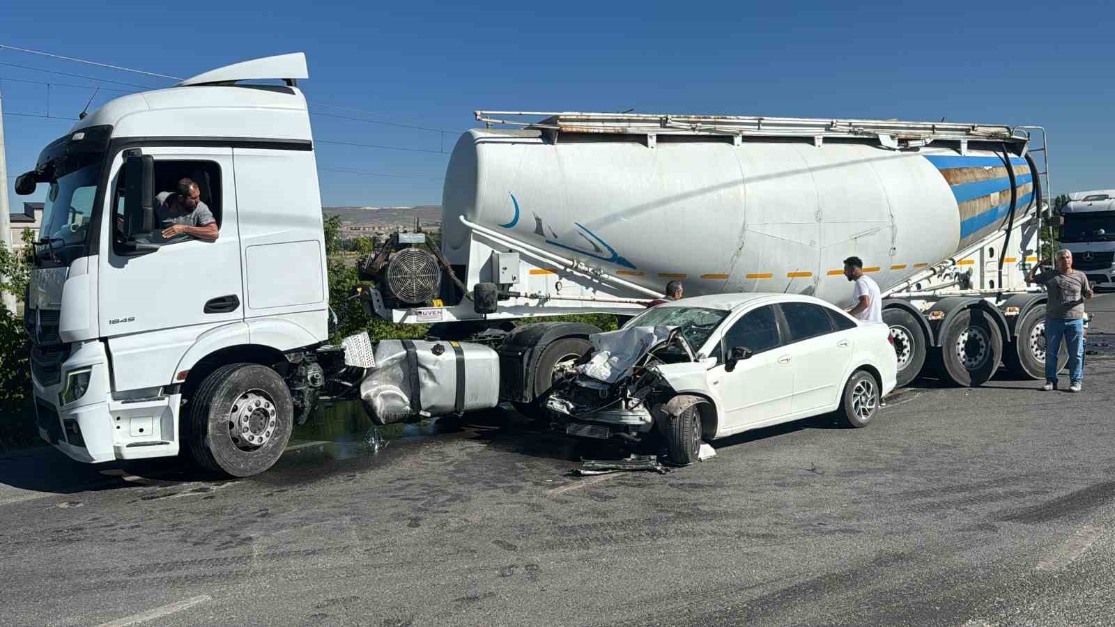 Tanker ile otomobil çarpıştı: 1’i ağır 2 yaralı