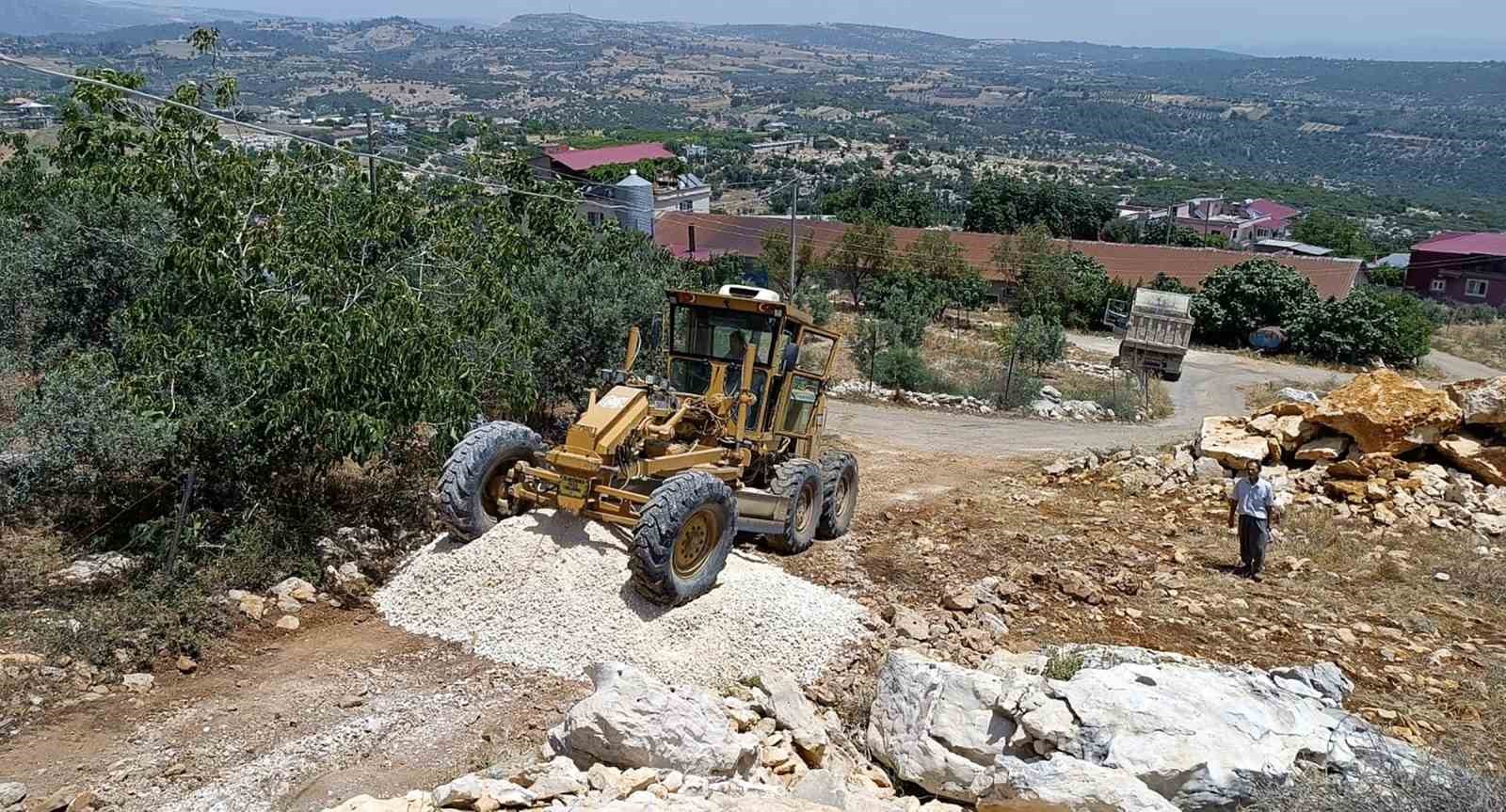 Tarsus’ta köy yolları yenileniyor