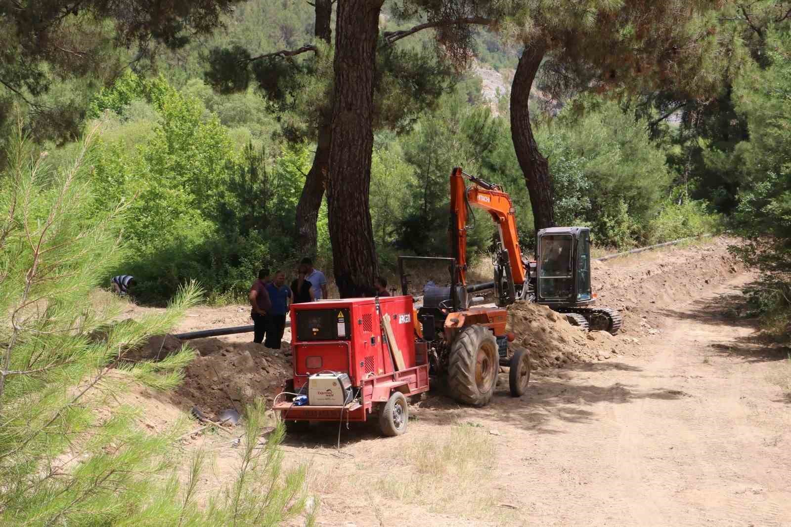 Taşkuyucak’ta eski içme suyu hattı çelik borularla yenileniyor