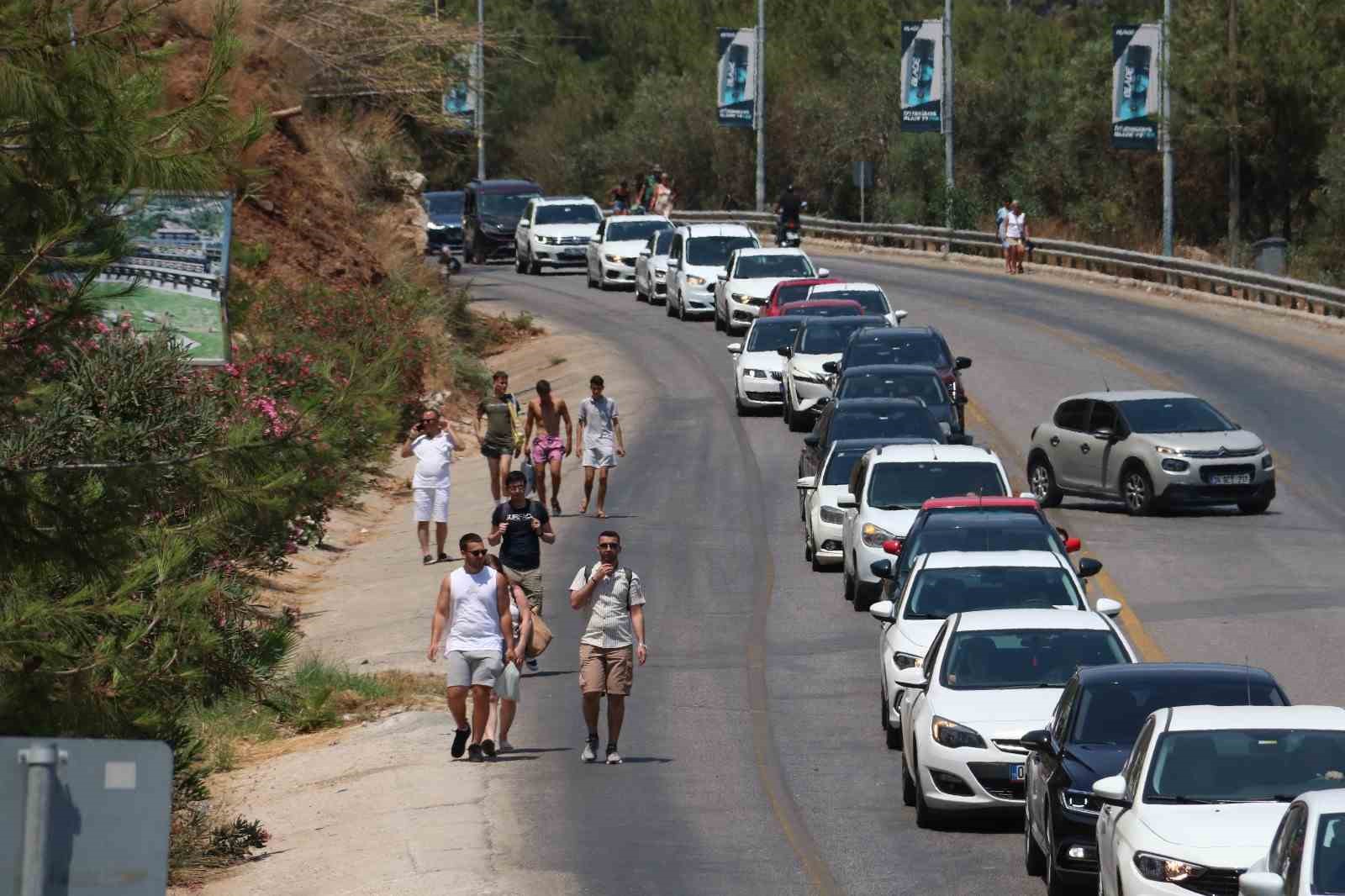 Tatilciler, Ölüdeniz’e ulaşmak için kilometrelerce yürüdüler