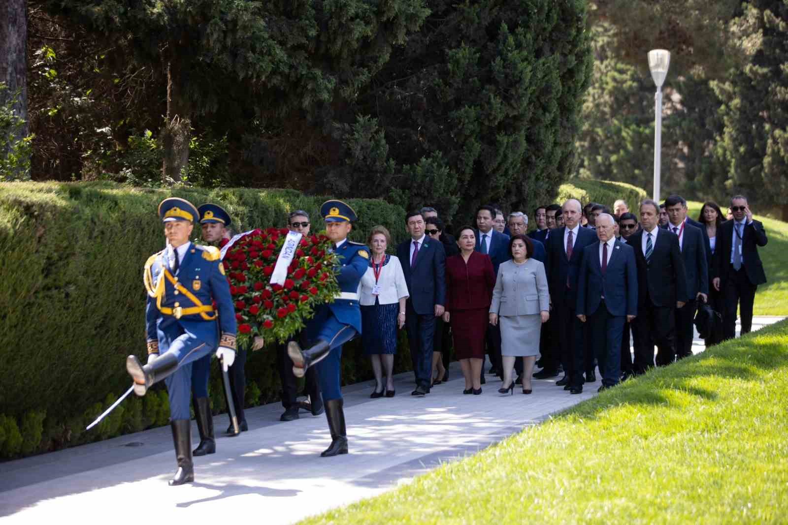 TBMM Başkanı Kurtulmuş’tan Bakü’de Aliyev’in mezarına ve şehitliklere ziyaret