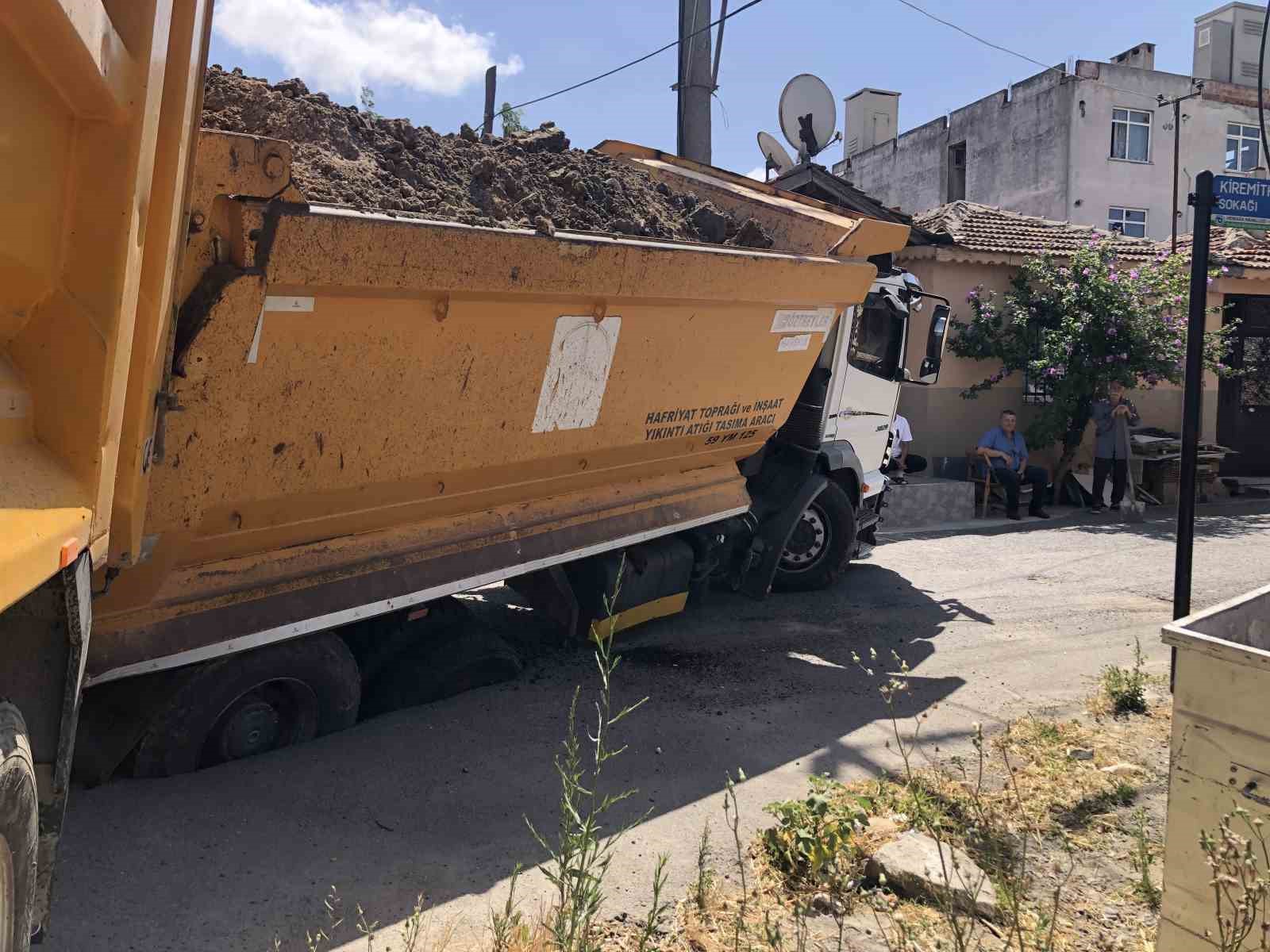 Tekirdağ’da asfalt yol çöktü: Kamyon yola saplandı