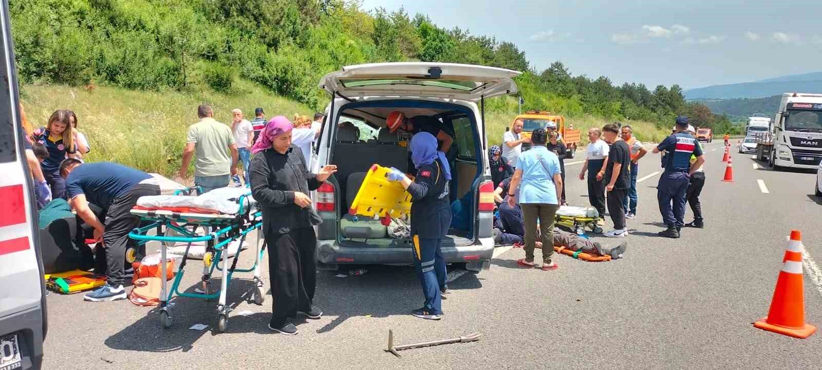 TEM’de minibüs takla attı: 1 ölü, 10 yaralı