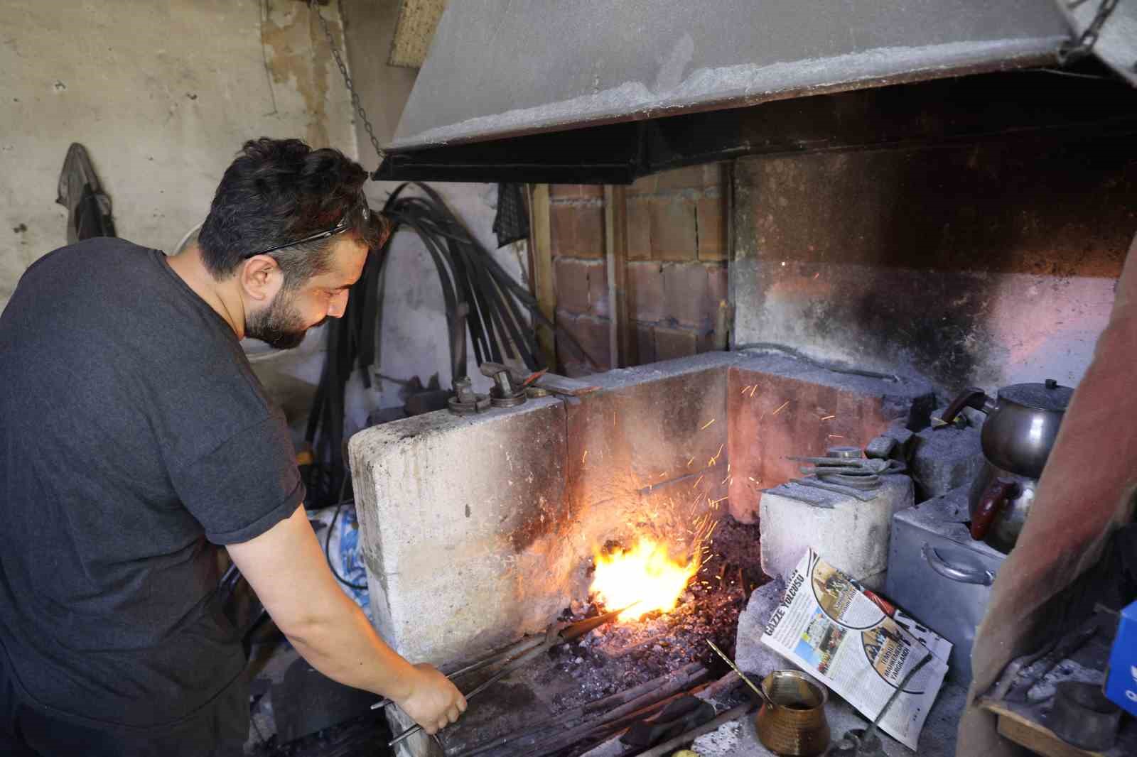 Tescilli Tapan bıçaklarının ustası sosyolog