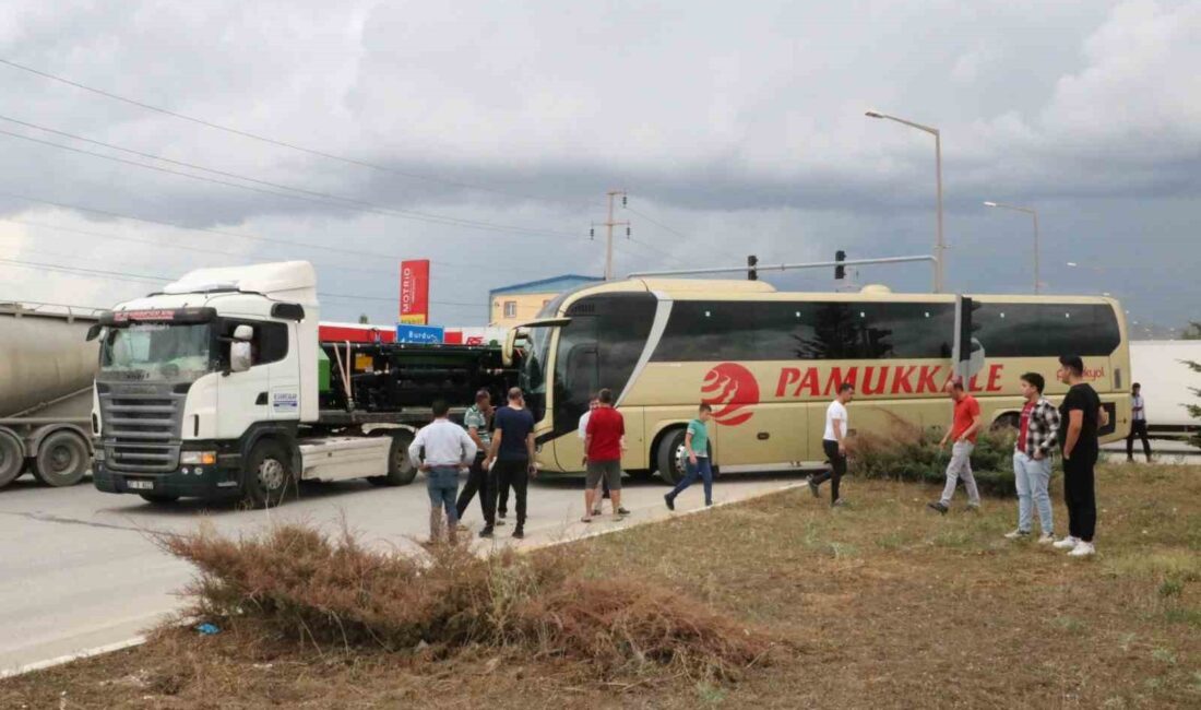 AFYONKARAHİSAR’DA TIR İLE OTOBÜSÜN