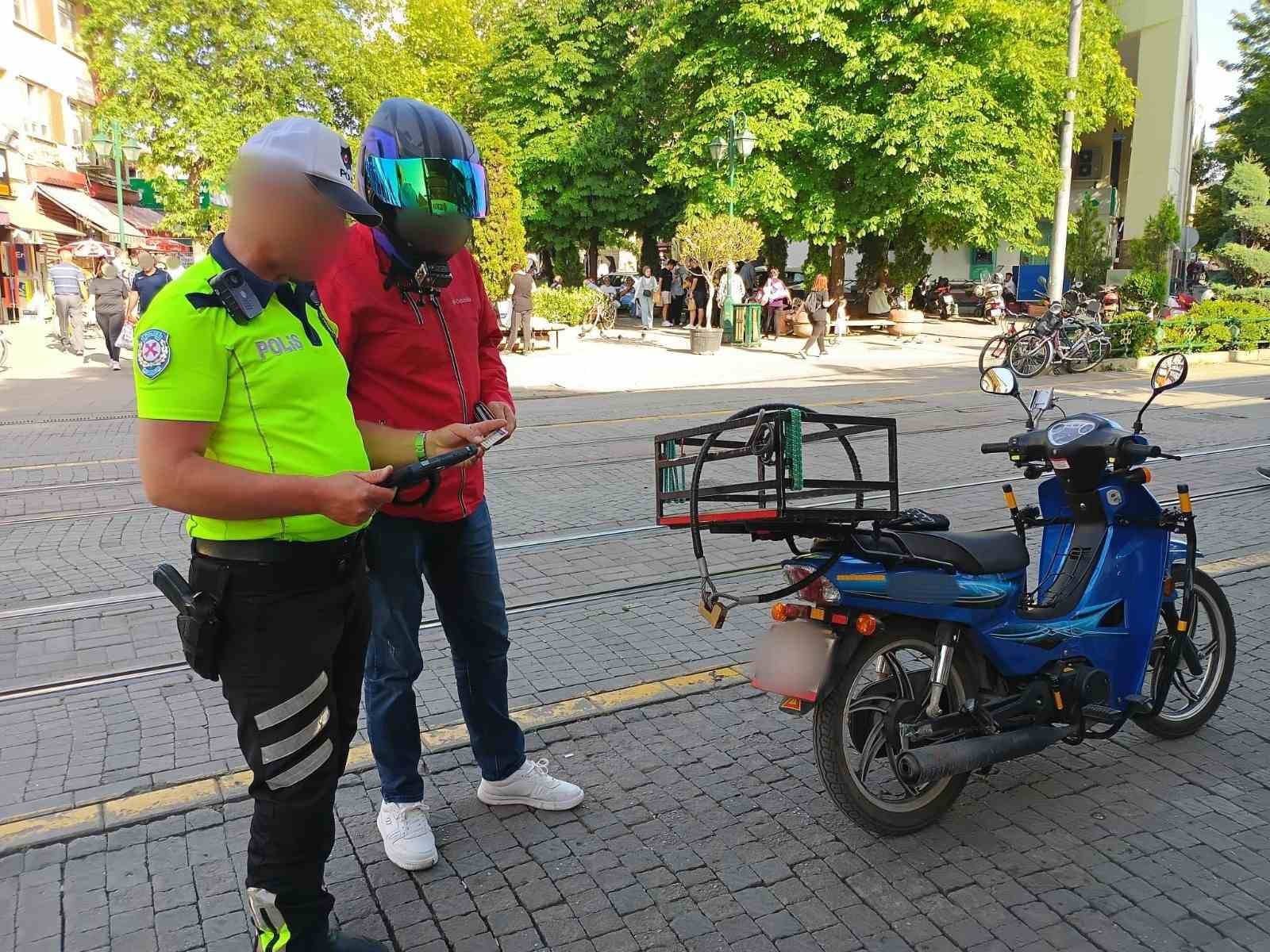 Trafiğe kapalı alanlara giren 11 motosiklet sürücüne ceza yazıldı